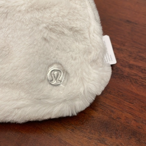 Lululemon Everywhere Belt Bag Plush Fleece Bone Silver NWT - Picture 5 of 8